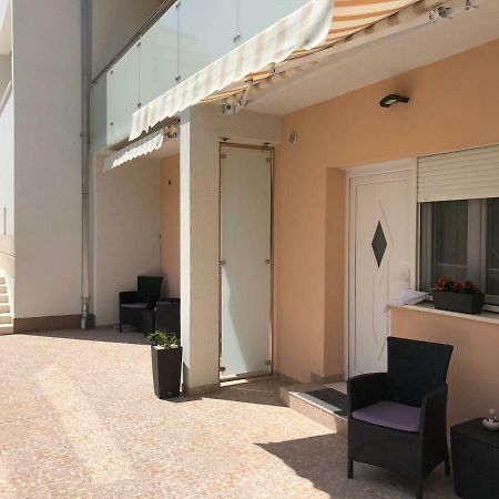 Drop In Split Luxury Suites المظهر الخارجي الصورة