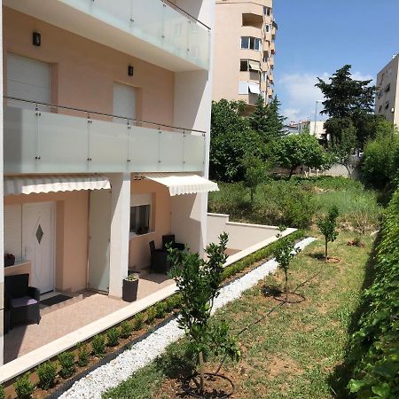 Drop In Split Luxury Suites المظهر الخارجي الصورة