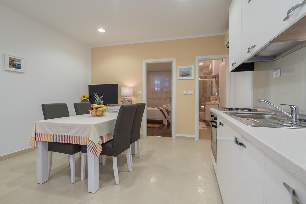 Drop In Split Luxury Suites المظهر الخارجي الصورة