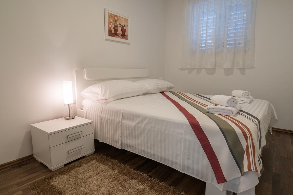 Drop In Split Luxury Suites المظهر الخارجي الصورة