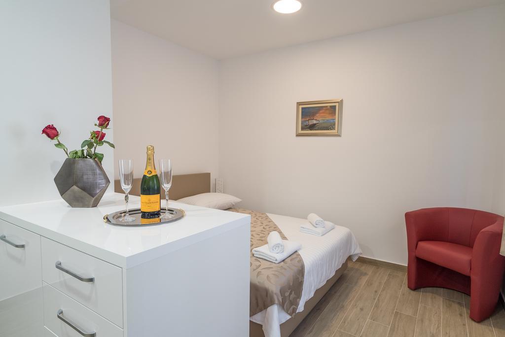 Drop In Split Luxury Suites المظهر الخارجي الصورة