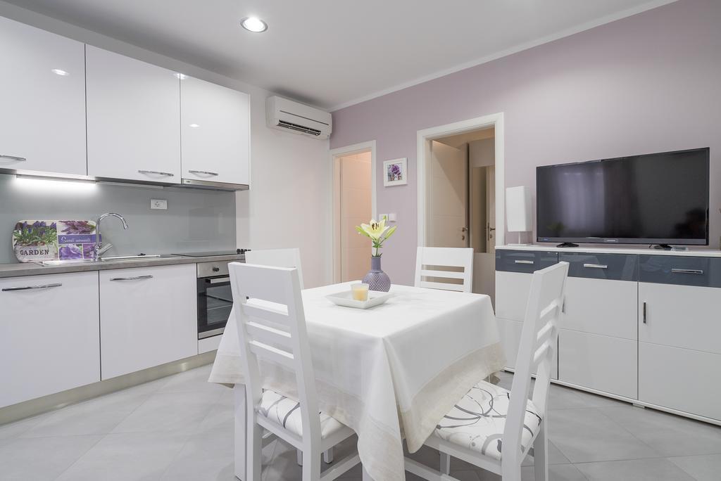 Drop In Split Luxury Suites المظهر الخارجي الصورة
