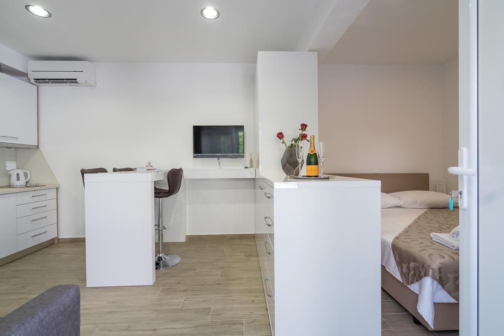 Drop In Split Luxury Suites المظهر الخارجي الصورة
