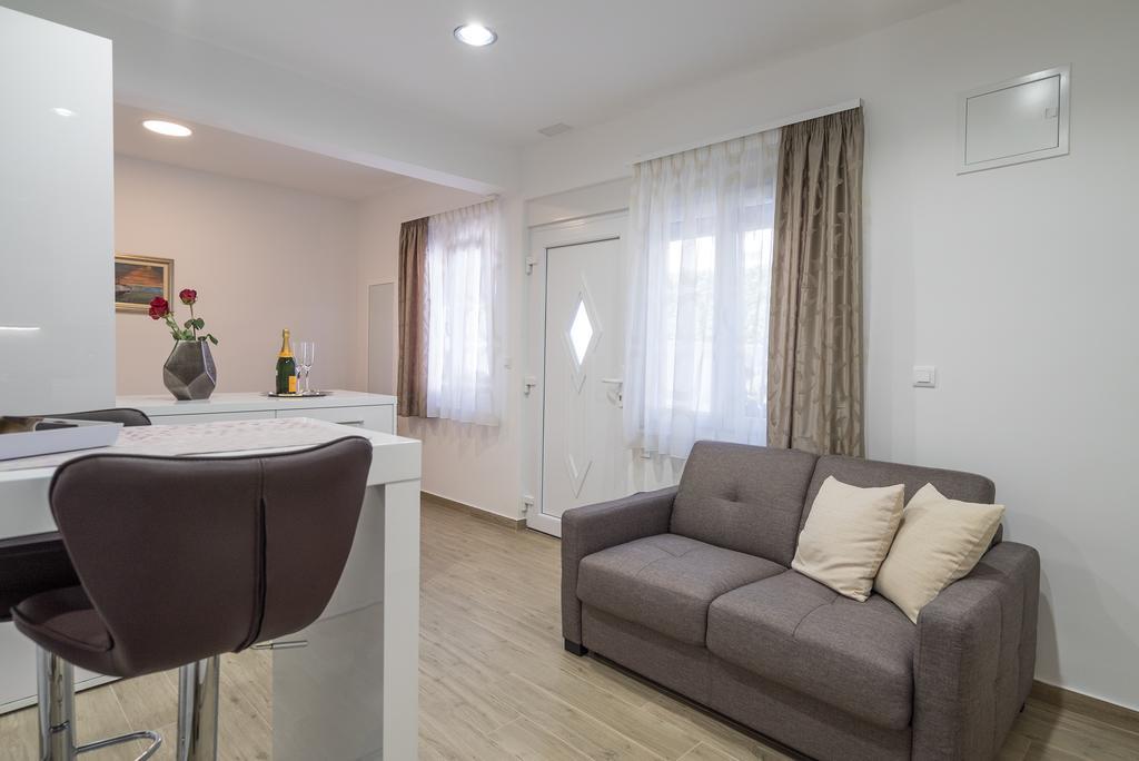 Drop In Split Luxury Suites المظهر الخارجي الصورة