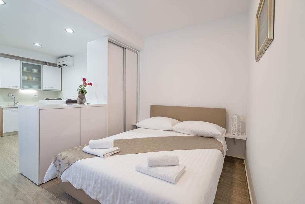 Drop In Split Luxury Suites المظهر الخارجي الصورة