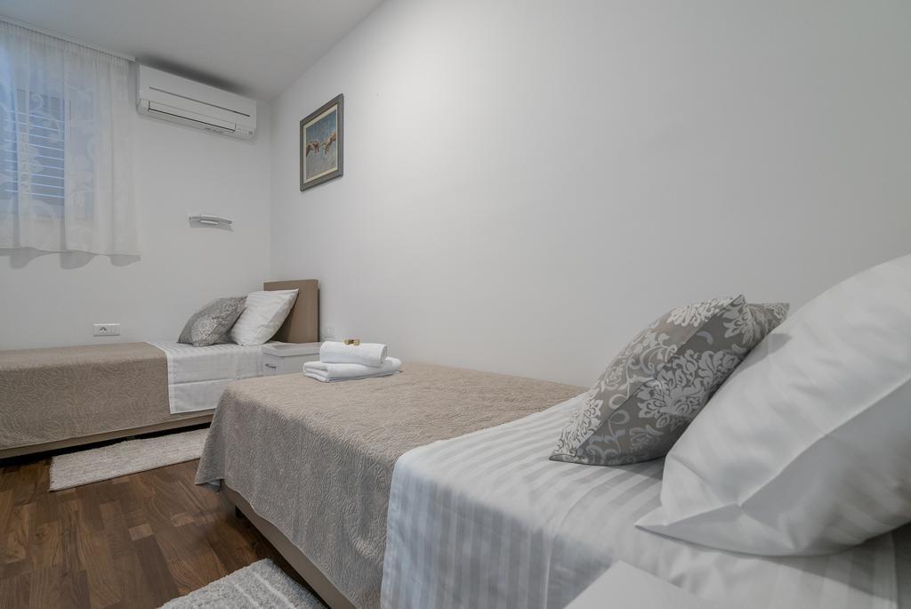 Drop In Split Luxury Suites المظهر الخارجي الصورة