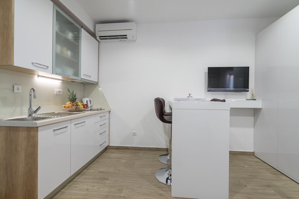 Drop In Split Luxury Suites المظهر الخارجي الصورة