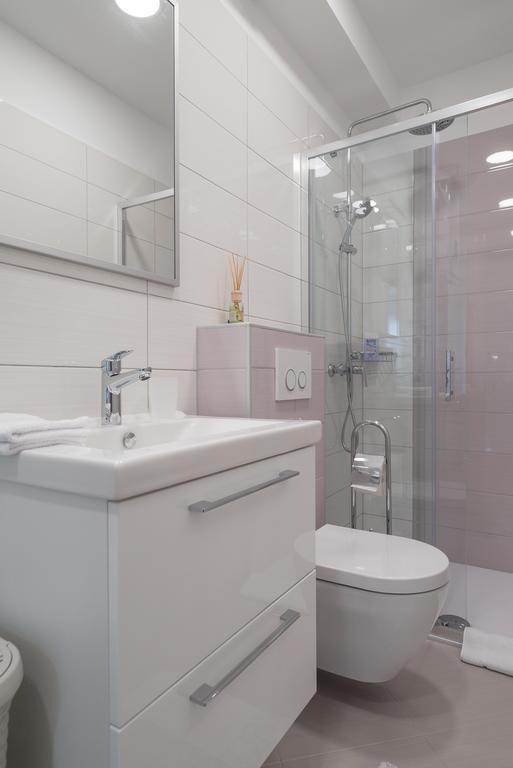 Drop In Split Luxury Suites المظهر الخارجي الصورة