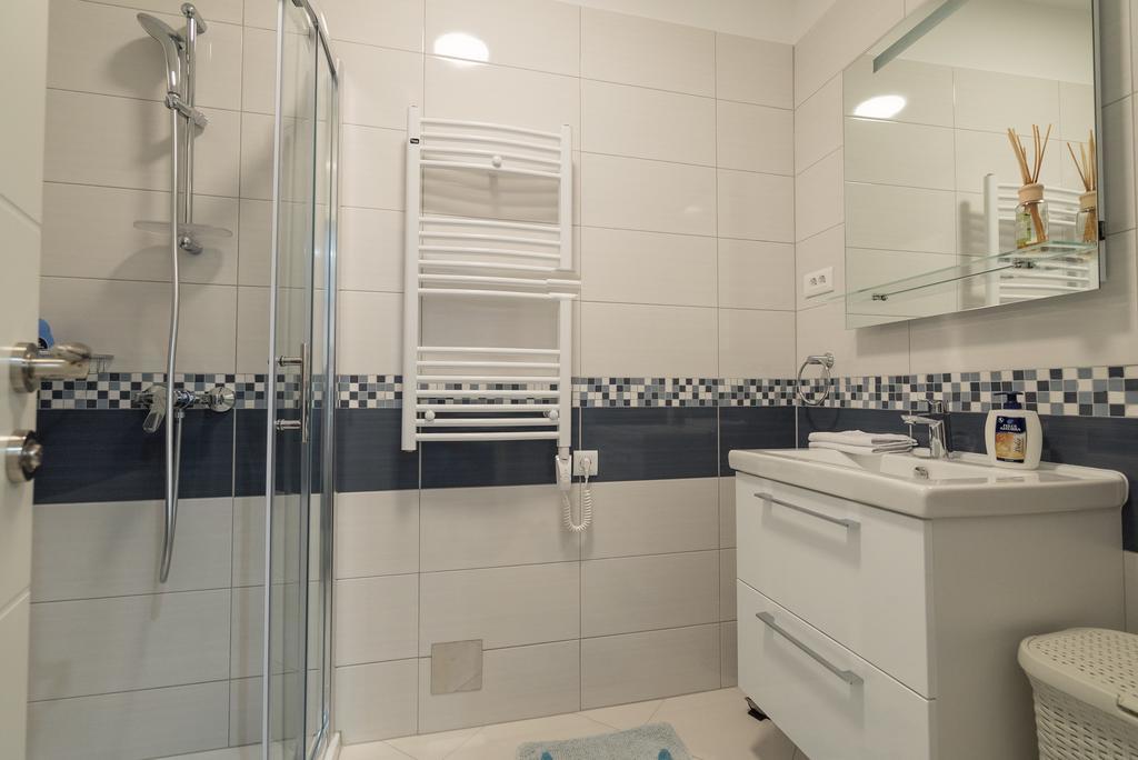 Drop In Split Luxury Suites المظهر الخارجي الصورة