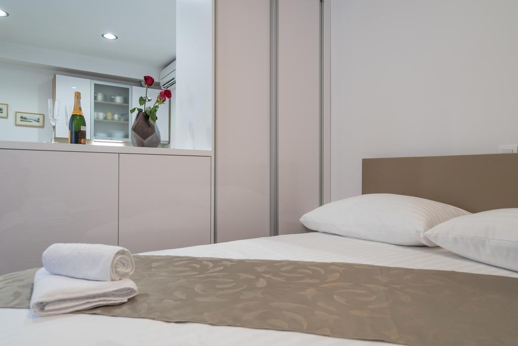 Drop In Split Luxury Suites المظهر الخارجي الصورة