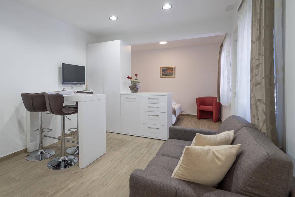 Drop In Split Luxury Suites المظهر الخارجي الصورة