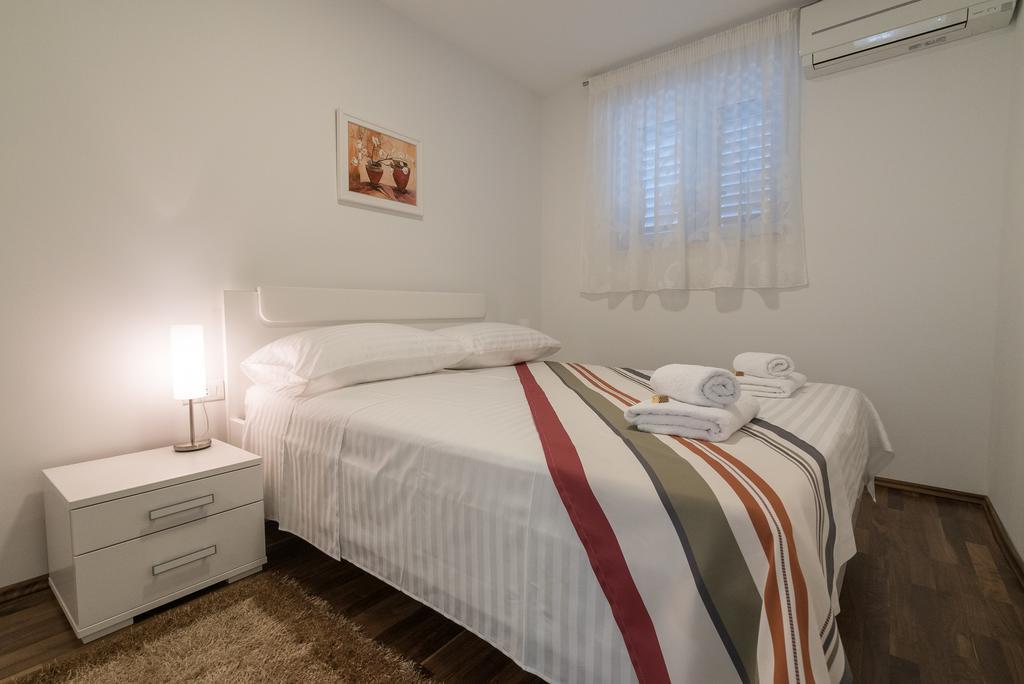 Drop In Split Luxury Suites المظهر الخارجي الصورة