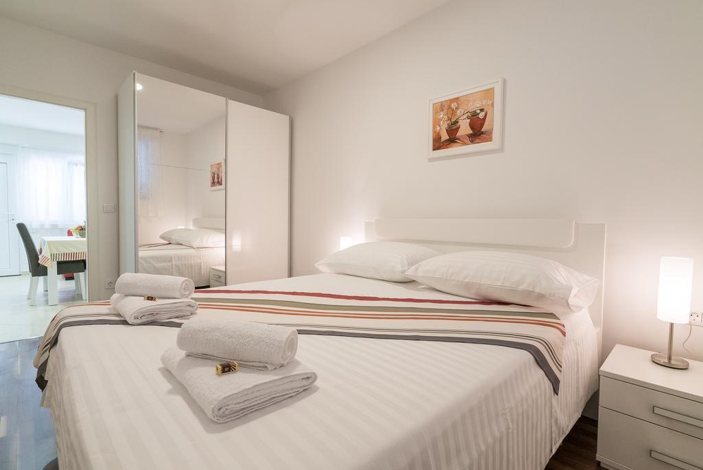 Drop In Split Luxury Suites المظهر الخارجي الصورة