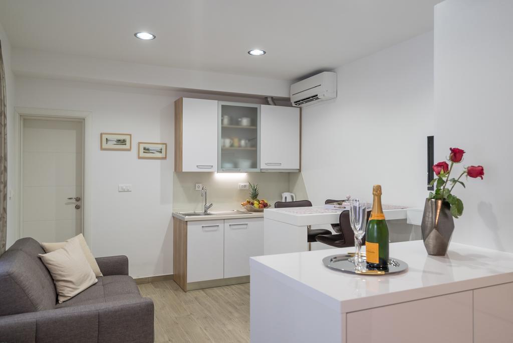 Drop In Split Luxury Suites المظهر الخارجي الصورة