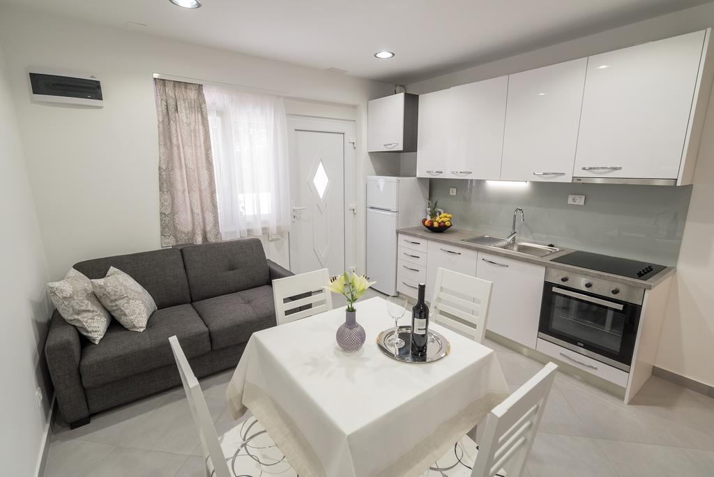 Drop In Split Luxury Suites المظهر الخارجي الصورة