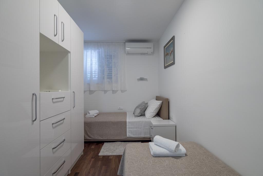 Drop In Split Luxury Suites المظهر الخارجي الصورة