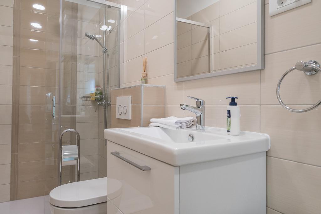 Drop In Split Luxury Suites المظهر الخارجي الصورة