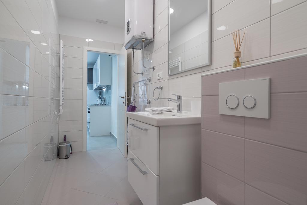 Drop In Split Luxury Suites المظهر الخارجي الصورة