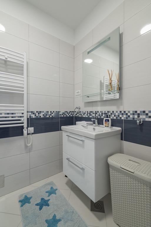 Drop In Split Luxury Suites المظهر الخارجي الصورة