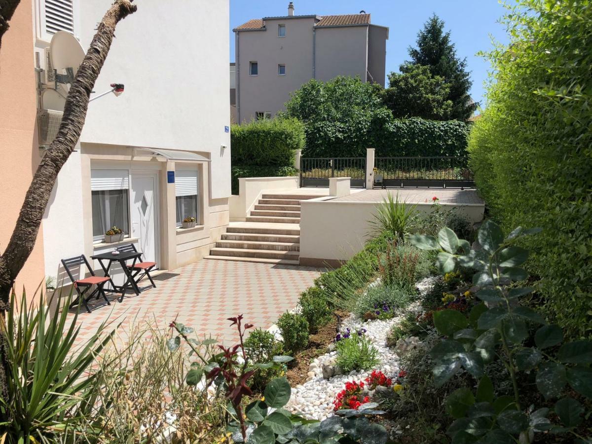 Drop In Split Luxury Suites المظهر الخارجي الصورة
