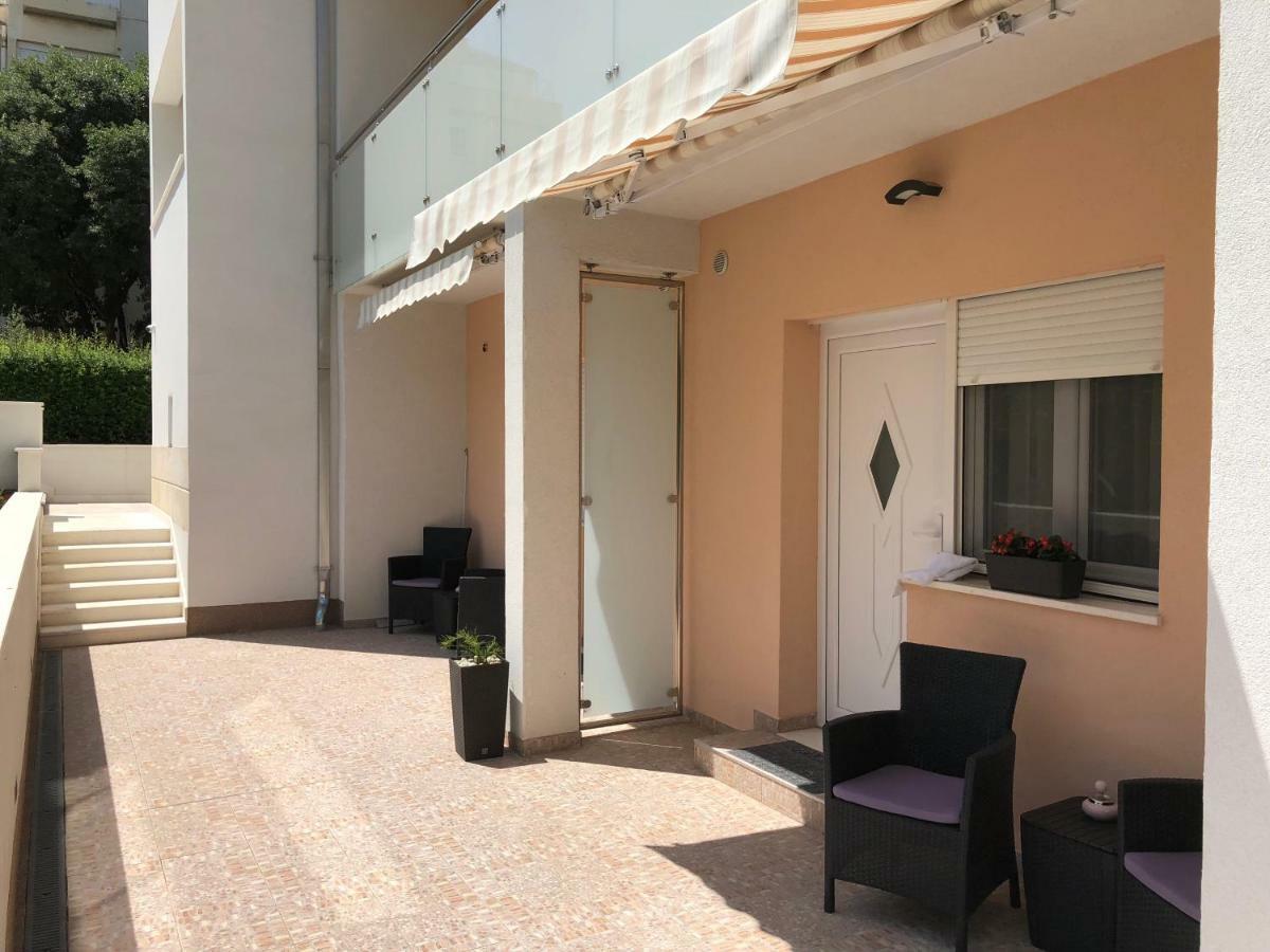 Drop In Split Luxury Suites المظهر الخارجي الصورة