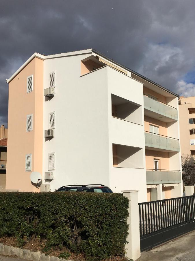 Drop In Split Luxury Suites المظهر الخارجي الصورة